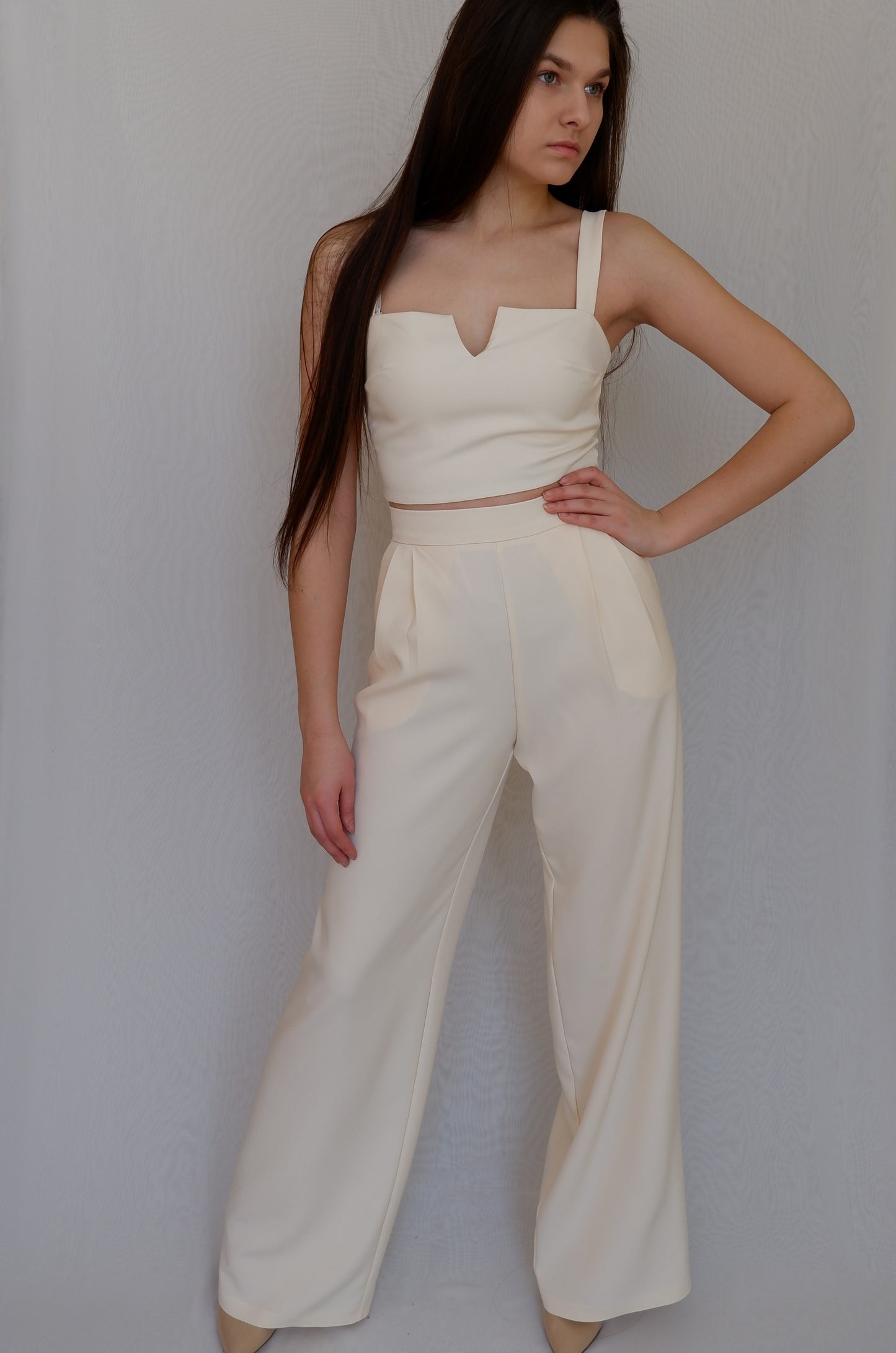 Komplektukas kelnės ir crop top'as